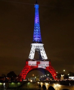 Attentats a Paris, la tour Eiffel aux couleurs du drapeau francais, tricolore, bleu blanc rouge Hommage aux victimes *** Local Caption *** Vue de nuit